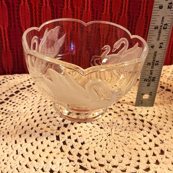 DOH SALE!!! Beautiful vintage Crystal bowl with raised frosted swans - Picture 4 of 5